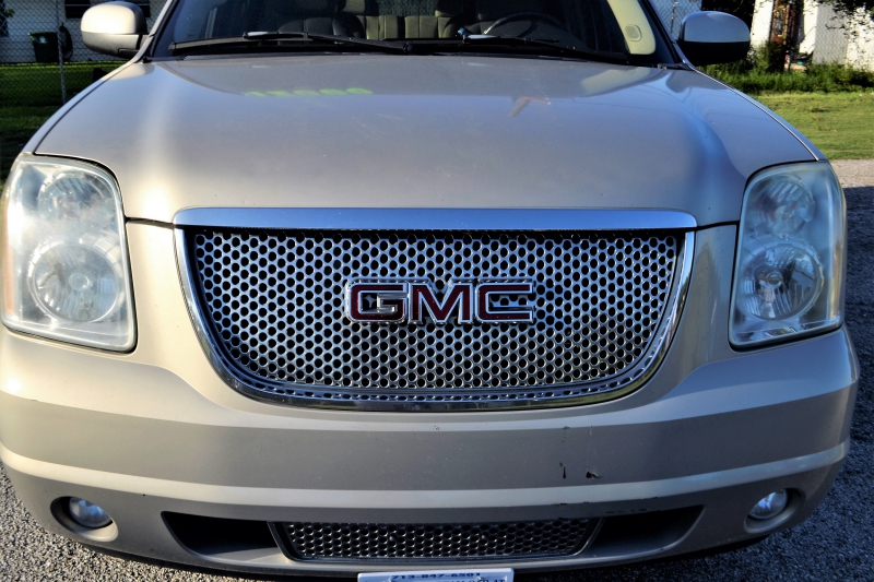 concession-moto-ST PIERRE-min_gmc-yukon-truck-grill-2828425